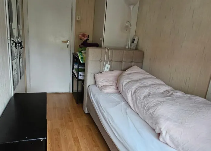 B - Single Bedroom - - Shared With Others - Not Private - Bed & Breakfast *